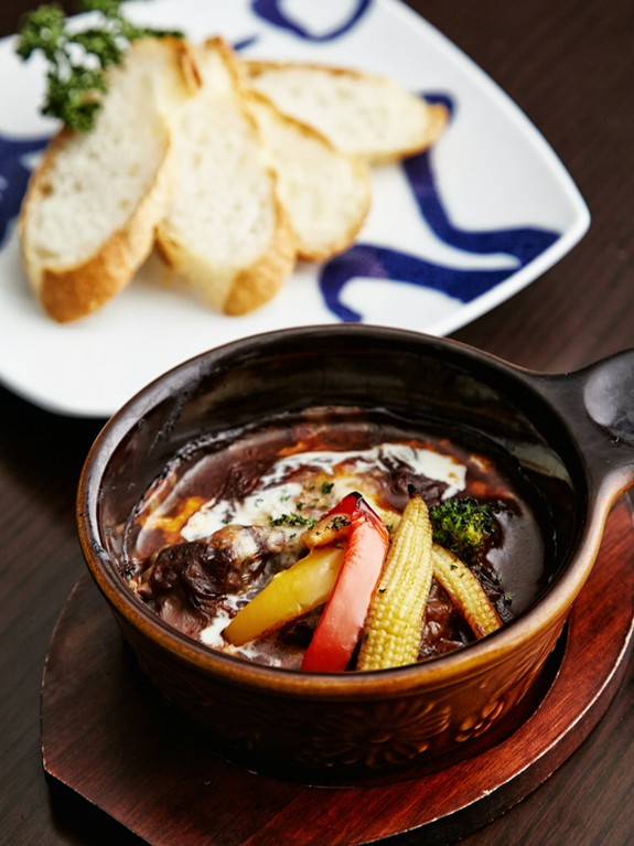 とろける味わい『近江牛すじシチューのグラタン　バケット添え』