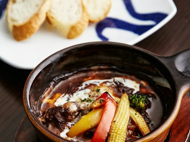 とろける味わい『近江牛すじシチューのグラタン　バケット添え』