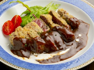 柔らかなビフカツと自家製デミグラスソースが味の決め手の一皿