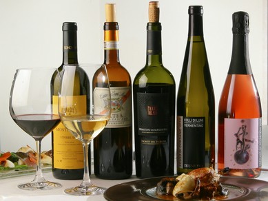 品揃え豊富なワインは、ソムリエがセレクトすることもできます