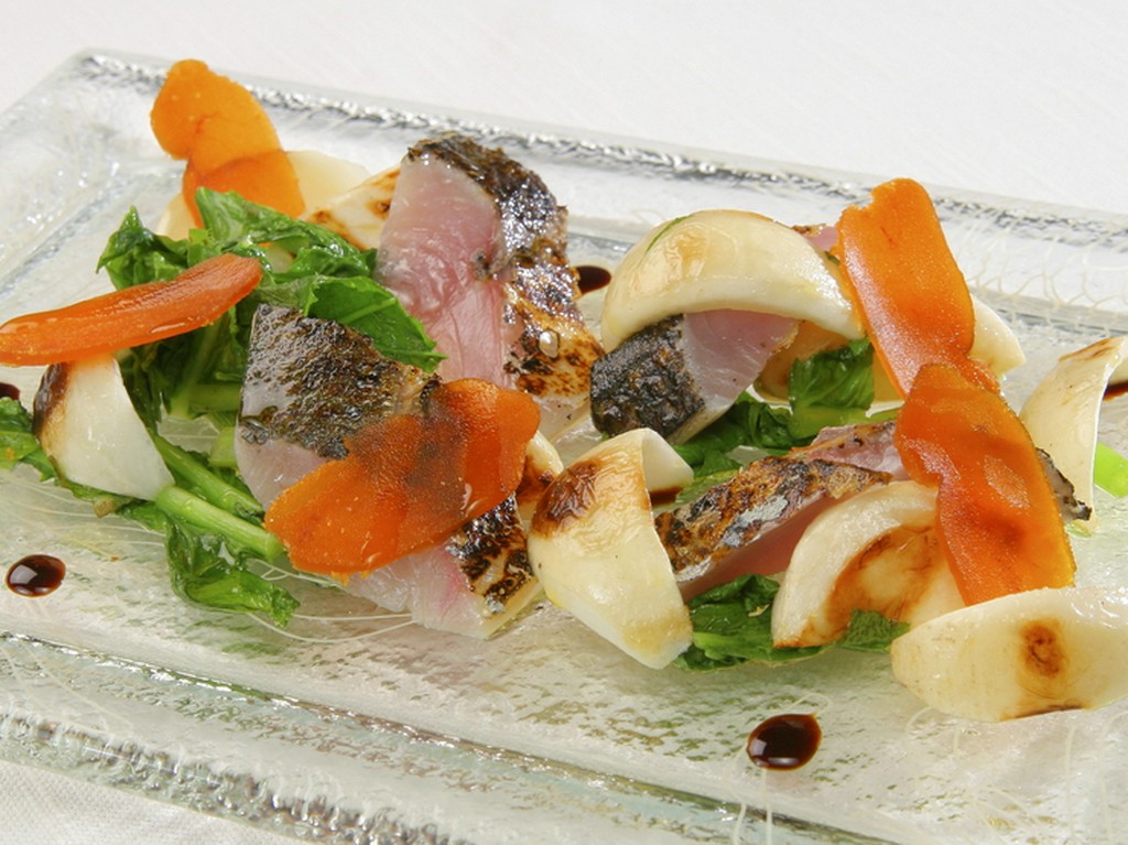 季節感あふれる料理は、地元で獲れた魚介類や野菜を合わせて