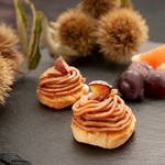 低温調理でうまみを引き出した牛肉のコンフィ、皆様の幸福と平和を祈念して紅白なます、ふっくら小豆の赤飯をご用意しました。