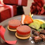 しなやかで柔らかい上質な甘味の「黒糖カステラ♬」とほろ苦くはあるがしっとり焼き上げた「蓬カステラ♬」をご用意！
優しいミルク味のムースと芳醇なほうじ茶のジュレと共にお召し上がりいただけます。