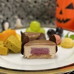 halloween企画として、口どけの良いマロンのビスキュイに2種のムースを重ねました♪深みのあるチョコレートとマロンを使った「アルデショワ」、旬のかぼちゃを使ったフワフワ優しい「台湾カステラ」を召し上がれ！