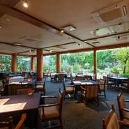 週末の小旅行などの行き帰りに立ち寄る家族連れのお客様も多いです。当店は総数52席ですが、キャパシティ以上の開放感がある空間なので、ゆったりと寛いで食事をとりたい方におすすめです。