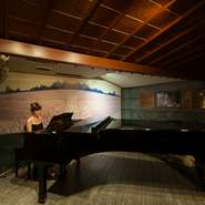 料理の美味しさ・上質な店内とともに、皆様にお楽しみいただきたいという願いを込めた「おもてなし」の1つ…それがグランドピアノでの生演奏です。演奏者が奏でる優しい音色や奏を楽しみながらお過ごし下さい。