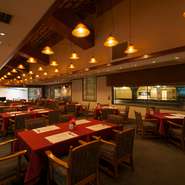 品の良さ、上質感、過度にならない華やかさなど、真の寛ぎを知る大人の嗜好に合った店内空間を目指してまいりました。そこに流れる時間はとてもゆっくりとしたものです。