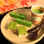 今回は三茶(静岡茶・宇治茶・八女茶)のデザート!抹茶の濃厚さとチョコがマッチしたテリーヌと甘納豆入りの抹茶香る蒸し和菓子、飲み物に抹茶と抹茶づくしのデザートです!感謝の念を持って提供させていただきます♪