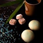 パインピューレを閉じ込めたブルーキュラソーを使ったチーズケーキと和三盆を使ったホロホロ食感のシナモンクッキーが、今宵星空で出逢うオトナの七夕をイメージしました!心地よい香りの知覧茶で締めくくります。