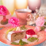 2020年お正月のフルコースの限定デザートをご用意して新年皆様をお迎えいたします。渋川栗とフレッシュの苺を挟み込んだ八ツ橋と濃厚な抹茶のモンブラン♬最後に人気の知覧茶で締めくくります♬