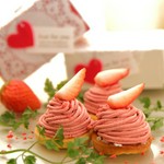 12/23よりX'mas dessertが登場!!　サクサク苺のフィアンティーヌと、生の苺と苺のムースにミルキーな餡を挟み込みました♪スウィーティーなお菓子がクリスマスディナーを一層想い出深くしてくれる事でしょう♬