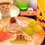 10/26土曜よりフルコースに限定ながら秋のデザートをご用意。洋梨を入れて焼いたタルトレットにしっとりとしたババロアをのせてキャラメリゼしビターをきかした洋梨を添えることで大人の秋のデザートにぴったりです