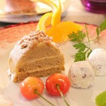 フルコースデザートに『父の日限定』デザートを!
ジェノワーズにオレンジクリームをサンドしたカカウェット。グランベリーや塩でホワイトチョコを引き締め、清涼感あるココナッツで包み込んだ夏ショコラを添えて