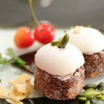 6/15・16はフルコースのデザートとして父の日限定「モナール」をご提供!柔らかドームのココナッツムースの蓋の中にはココアビスキュイの囲いにキャラメルチョコクリームを詰め家族の温もりを伝える一品です♪