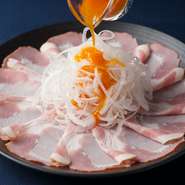 熟練の職人が素材の選別、塩漬けから仕上げまで目をくばり、丹精込めて手燻した特製ハムを使用しています。