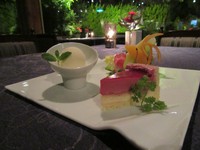 5/12土・13日のフルコースメニューには特別デザートでおもてなし♪蜂蜜とフレッシュな酸味を持つラズベリーの2層仕立てムース♪深紅のナパージュは穏やかな母の温もりを皆様の心に投影することでしょう