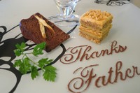 カラメルローストしたアーモンドの豊かで香ばしい風味にオレンジの香りがお口に漂うなか
ショコラに手を伸ばすと
ショコラなのに心落ち着く和風テイスト!牛蒡を使ったガトーショコラが父の心を和ますことでしょう