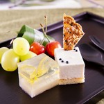 7/6・7はフルコースのデザートとして七夕限定「白いセザム&清涼羹」をご提供!!重厚感のある白いセザムケーキに涼しげなレモンの錦玉羹。爽やかな風味と甜菜のさっぱりとした甘味が渇いた喉を潤してくれます♪