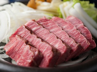 厳選を重ねた黒毛和牛を使用したコース。10000円からご用意しております。