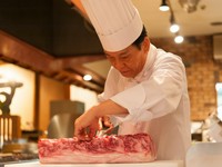 厳選を重ねた黒毛和牛を使用したコース。8000円よりご用意しております。