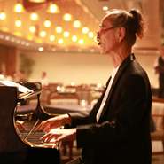 毎日ランチタイム、ディナータイムには生演奏で皆様をお迎えいたします♫