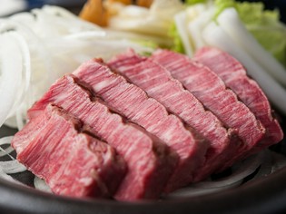 南部鉄の鉄皿で提供する【三田屋】の看板メニュー『ステーキ』