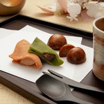 抹茶・シナモン2種類の手作り求肥を使った餡入り生八ツ橋、黒糖の香りにこしあんの甘さがマッチした、かりんとう饅頭をご提供!敬老の日に和のお菓子でおもてなしいたします。