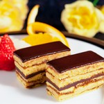 6/17・18限定でフルコースのデザートに登場!コーヒーシロップがしみ込んだビスキュイと、キャラメルクリーム、ガナッシュを重ねた、大人な味わいのオペラをご提供!数量限定ですので是非ご予約の上ご来店ください!