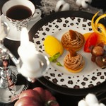 フルコースデザートに登場!「モンブラン」はタルト生地にマスカルポーネを使用したクリーム、しっとり食感のクレームマロンの3層仕立ての逸品です。旬のカボチャを使った自家製ジェラートと共にお楽しみください♪