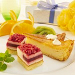 サクサクタルトにコクのあるクリームチーズとサワークリームの爽やかな酸味があわさった「タルトフロマージュ」、シャンパン、ローズの香りが木苺の酸味とハーモニーを奏でる「ローズデラトリニーテ」を召し上がれ!