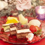 12/24、25限定で、X’masコースのデザートに登場!豊かな甘さのバニラとマロンが入ったビターなショコラの二層仕立てのババロアの上にチョコレートソースを敷いて、香ばしいカカオニブをトッピングしました!
