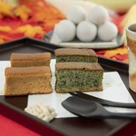 しなやかで柔らかい上質な甘味の「黒糖カステラ♬」とほろ苦くはあるがしっとり焼き上げた「蓬カステラ♬」をご用意！
優しいミルク味のムースと芳醇なほうじ茶のジュレと共にお召し上がりいただけます。