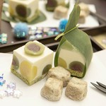 さっぱりクリームチーズに新緑のよもぎ団子、小金の柚子団子を入れ込み香りのよい和風チーズケーキに仕上げました。短冊に見立てたのし梅がアクセント。笹の香りが夏を演出いたします。