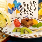 『ローストしたヘーゼルナッツをビスキュイに散らして焼成し、上にチョコレートのガナッシュとコーヒーのムースを合わせました。甘味、苦味、香ばしさの調和をお楽しみください。』