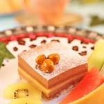 ナッツのダコワーズ生地の上には口どけ程よいジャンドゥージャチョコのムース。
ふくよかな風味に爽やかなレモンクリームと合わせました。おとめ座の象徴『スピカ』♪今宵七夕に夜空を見上げてはいかがでしょうか♪
