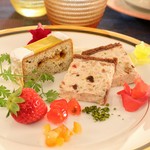 ヌガーグラッセと焼菓子のテ アプリコット
アイスクリームよりふんわりフワッと口どけの良いヌガーグラッセ♪。杏子のジャムをはさみこんだテ アプリコット♪。
今回も贅沢なスイーツに仕上がりました