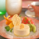 3/13・14フルコースのお料理に特別デザートをご提供♪風味豊かな白ワインのムースにグリオットのコンフィチュールを閉じ込めました!!永遠にあなたの心を包み込みたい!!そんな願いをこめたホワイトデーデザートです♬