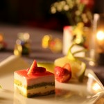 12/23よりX'mas dessertが登場!!　サクサク苺のフィアンティーヌと、生の苺と苺のムースにミルキーな餡を挟み込みました♪スウィーティーなお菓子がクリスマスディナーを一層想い出深くしてくれる事でしょう♬