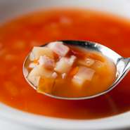 酸味がほどよくさわやかなベジタブルいっぱいのトマトベースのスープです。