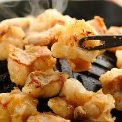 自家製ホルモンダレが絡んでやみつきに『特上ホルモン焼き』