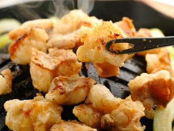 自家製ホルモンダレが絡んでやみつきに『特上ホルモン焼き』