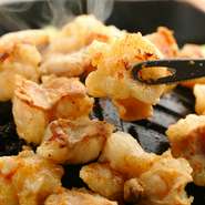 希少な国産牛の生の小腸をジンギスカン鍋で焼いて食べる特別なスタイル。一度食べればハマります。