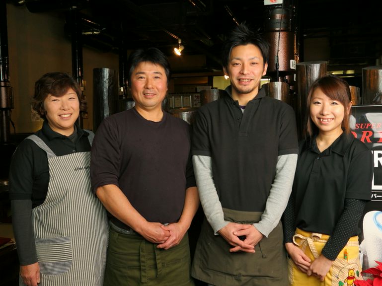 仲の良い家族が協力し合っている姿が微笑ましい