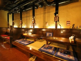 ゆったりとくつろげる落ち着きのある店内