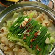 ことこと煮込んだホルモンから溶け出した甘いコラーゲンがしみ込んだ野菜もとっても美味しく女性にも大人気！ボリューム満点のホルモン鍋で心もからだもぽかぽかに(^^♪
1人前1,480円税別　2人前からのご注文になります。