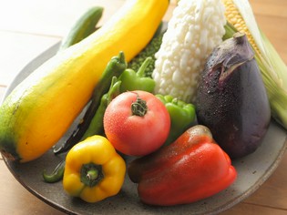 自家菜園でとれた旬の「野菜」と生産者がわかる「肉類」