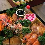 施家の伝統と格式に裏付けされたおせちです。

■施家菜二段おせち重　￥３８，０００（税別）

内容
■一の重
海鮮と極上肉を使用した選りすぐりのおせち
■二の重
香港の点心師による寿点心盛り合わせ


