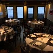 同ビル内の2階に【施家菜 別館】がオープン。香港の高級料理店をイメージした落ち着いたら雰囲気の店内で、5名様よりご予約賜ります。貸切の場合は15名様から24名様迄対応させて頂きます。 