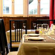 女子会・ママ会におすすめのおしゃれな中華料理店です。お店の中には大きな水槽があり、グレードの高いお魚や蟹、普段お口にできない食材もご覧いただけます。しっとり落ち着いた雰囲気は大人の女子会にぴったり。