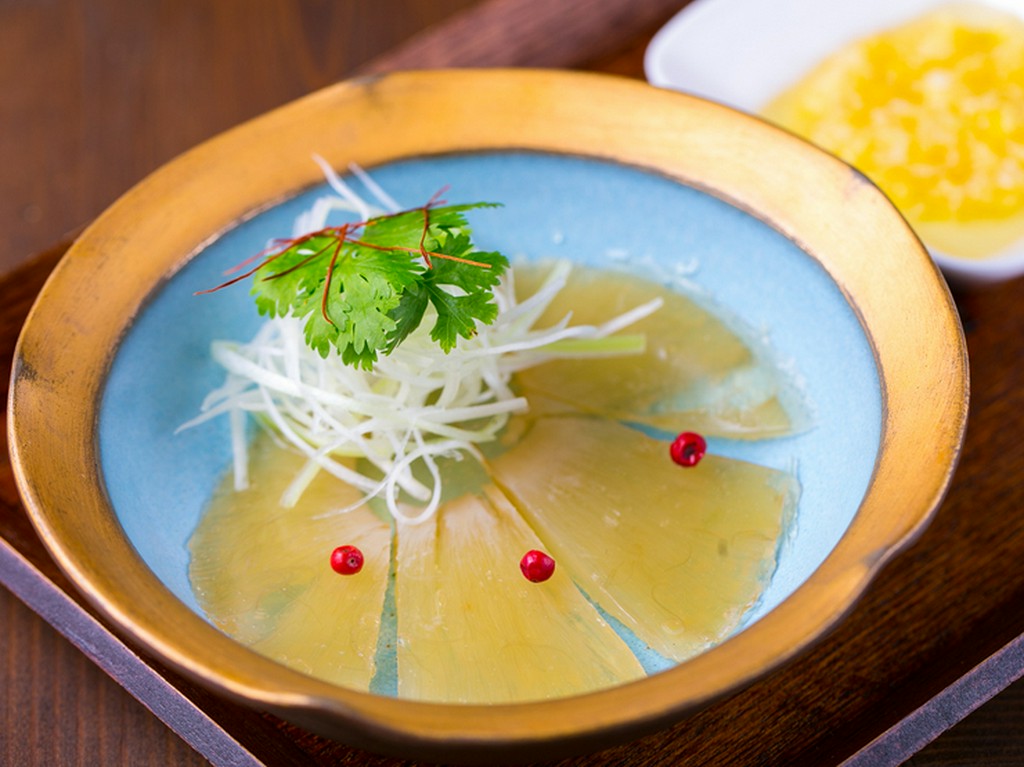 吉切鮫尾びれの歯ごたえが人気　『ふかひれの刺身　施家菜式』